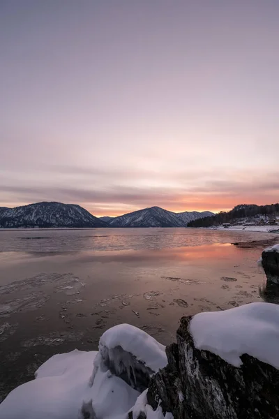 Solnedgång Ovanför Istäckt Sjö Vinterfjäll Landskap — Stockfoto