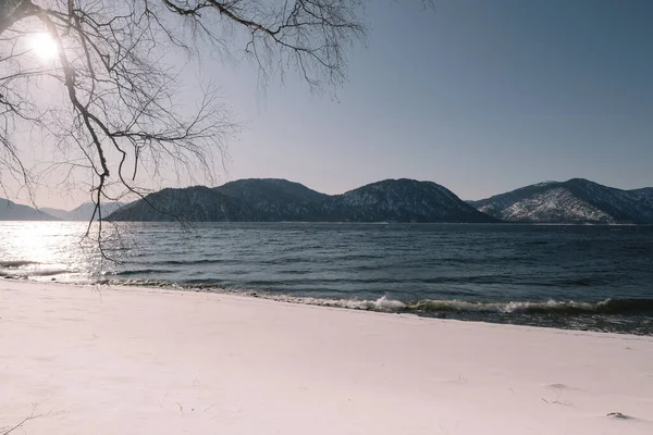 Inverno Riva Del Lago Con Neve Montagne Nella Giornata Sole — Foto Stock