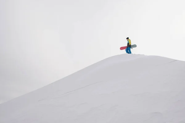 Сноубордист Стоит Склоне Холдинга Белый Снежный Фон — стоковое фото