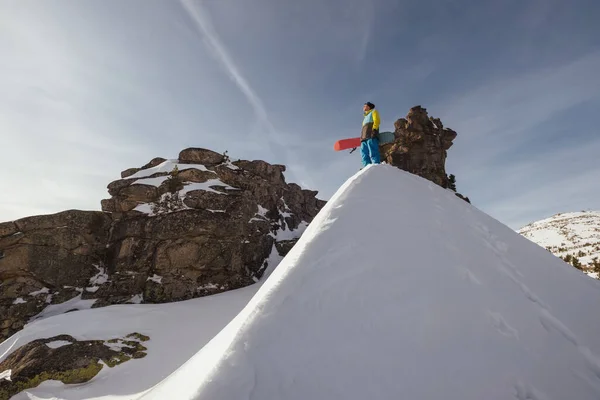 Snowboarder Steht Auf Einem Hang Haltebrett Weißer Schnee Hintergrund — Stockfoto