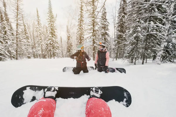 Snowboardåkare Kvinnliga Sittplatser Och Vila Vinter Snötäckta Granskog Nysnö Pulver — Stockfoto