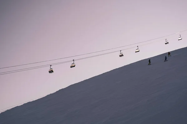 Gün Batımında Kayak Pistinde Kayak Kaldırma — Stok fotoğraf