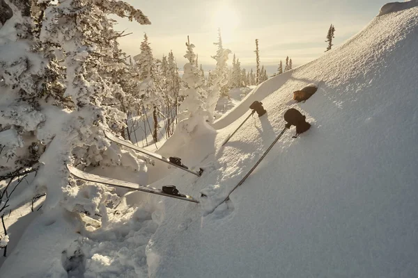 滑雪者在滑雪胜地滑雪者喜欢有趣的雪人 大雪粉的概念 — 图库照片