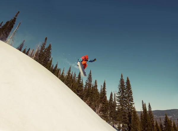 Snowboarder Mannelijke Springen Boven Witte Besneeuwde Ski Slop Doen Grijpen — Stockfoto
