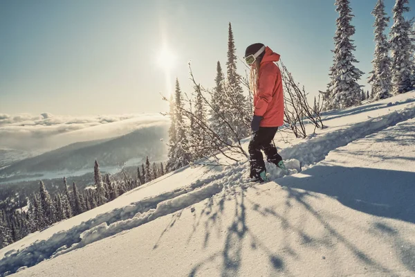 Mujer Snowboarder Con Sudadera Con Capucha Que Monta Ladera Montaña —  Fotos de Stock