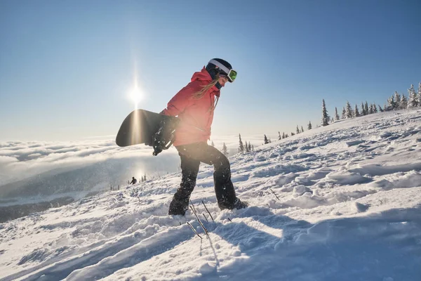 Mujer Snowboarder Sosteniendo Snowboard Ladera Montaña Preparándose Para Snowboard Día —  Fotos de Stock