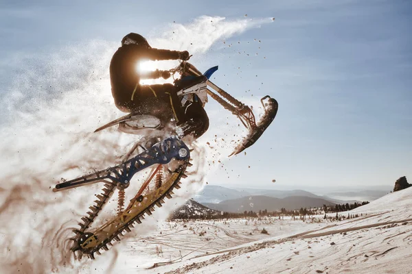 Snowbike Jezdec Skákání Horském Údolí Upravte Nečistoty Kolo Sněhem Šplouchání — Stock fotografie