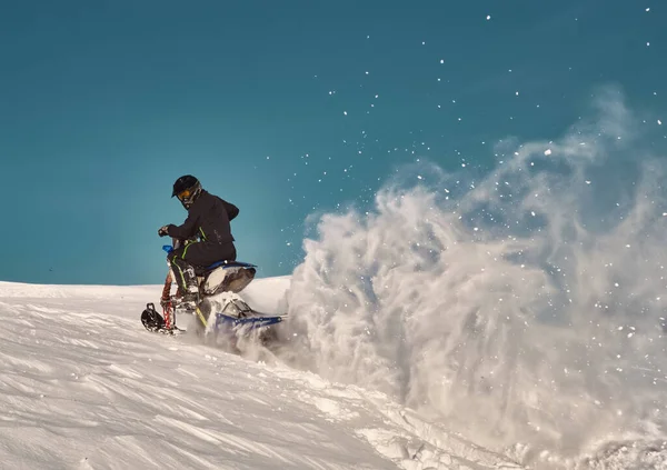 骑雪车的人在山谷里 用雪花和雪迹修改土质自行车 骑雪地车 冬日阳光明媚 — 图库照片