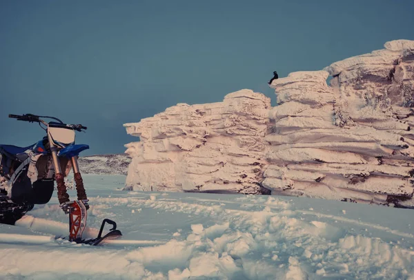 雪地上的雪地摩托覆盖着高山的斜坡 冬日落山时的户外活动 — 图库照片
