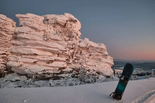 Bord Voor Snowboarden Sneeuw Poeder Met Zonsondergang Winterlandschap Achtergrond Bevroren — Stockfoto