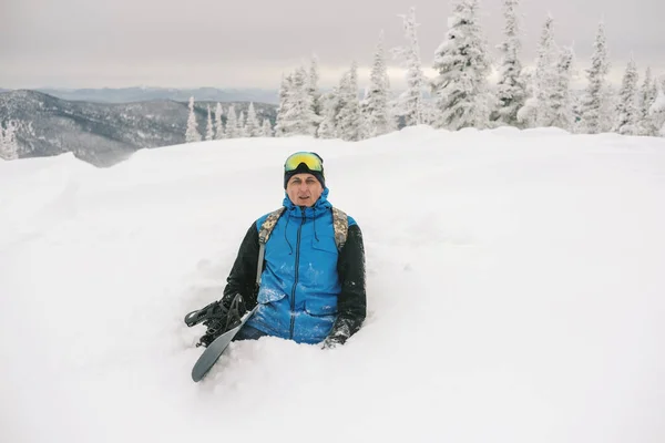 Snowboardista Volný Jezdec Muž Chůzi Zasněženém Svahu Zasněžené Stromy Pozadí — Stock fotografie