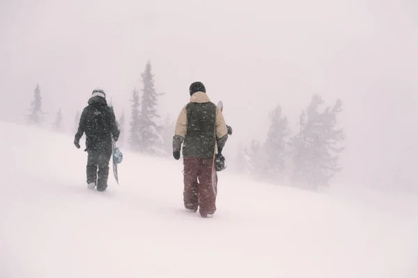 Snowboarders Κρατώντας Σανίδες Πόδια Κάτω Από Χιόνι Slop Για Freeride — Φωτογραφία Αρχείου