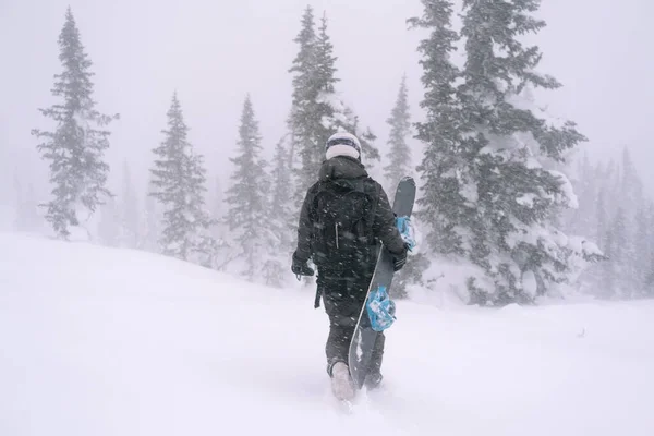 Snowboarder Κρατώντας Σανίδες Πόδια Κάτω Από Χιόνι Slop Για Freeride — Φωτογραφία Αρχείου