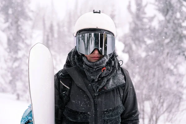 Retrato Snowboarder Com Placa Usando Máscara Paisagem Inverno Nevado Livre — Fotografia de Stock