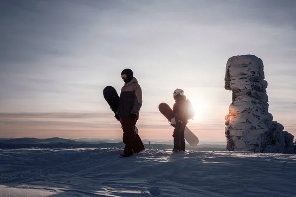 Snowboarders Met Boards Wandelen Voor Freeride Winter Bergen Kliffen Silhouetten — Stockfoto