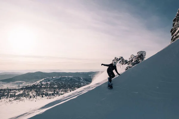 Snowboarderin Fährt Auf Klarem Schneepuder Vom Steilhang Wintersonniger Tag Trittbrettfahren — Stockfoto