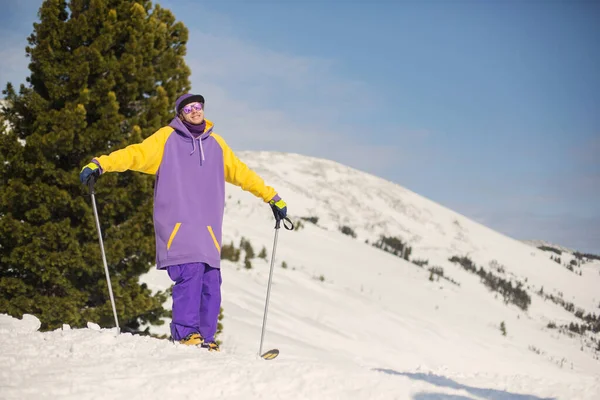Esquiador Vistiendo Equipo Deportivo Con Capucha Snowboard Posando Con Esquí —  Fotos de Stock