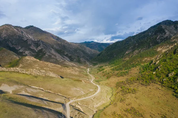 Θέα Στο Βουνό Κοιλάδα Εναέρια Drone Δρόμος Σύννεφα Καλοκαίρι Βουνά — Φωτογραφία Αρχείου