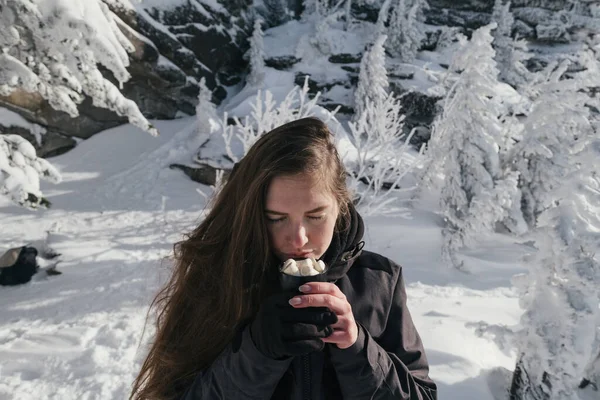 Egy Csésze Kávé Mályvacukorral Női Kézben Téli Szabadtéri Táj Napsütéses — Stock Fotó