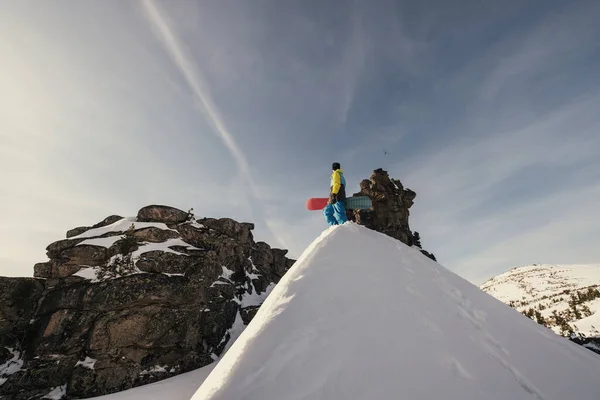 Snowboarder Στέκεται Μια Πλαγιά Κρατώντας Σκάφους Λευκό Φόντο Χιονιού — Φωτογραφία Αρχείου