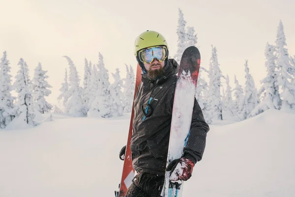 Skieur Masculin Debout Avec Des Skis Sur Prairie Montagne Avec — Photo