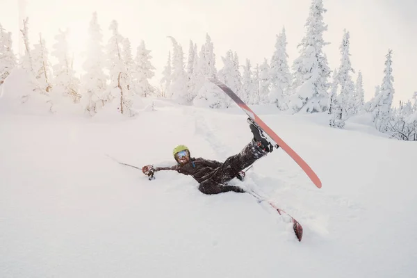 Esquiador Masculino Caindo Neve Fresco Entre Árvores Cobertas Neve Dia — Fotografia de Stock