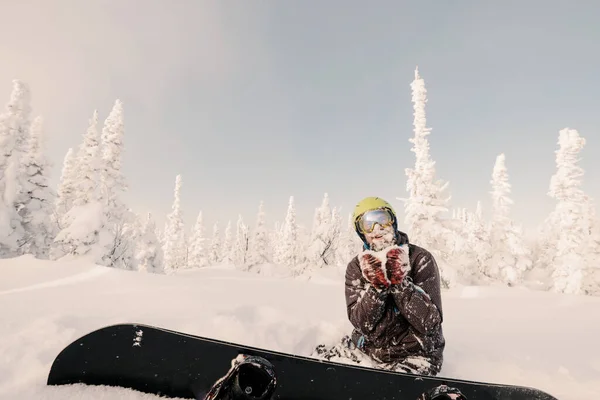 Hombre Snowboarder Relajarse Disfrutar Día Invierno Soleado Polvo Nieve Abetos —  Fotos de Stock