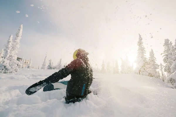 Férfi Snowboardozó Pihentető Élvezze Napsütéses Téli Nap Por Borította Lucfenyő — Stock Fotó