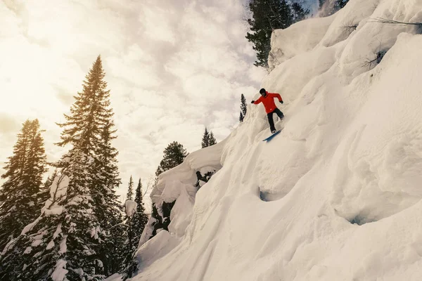 Snowboarder Macho Saltando Por Encima Nieve Esquí Slop Día Soleado —  Fotos de Stock