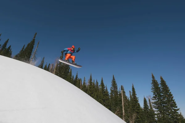 Snowboardzista Skaczący Nad Śnieżnym Nartostradą Słoneczny Dzień Ośrodku Narciarskim Piękny — Zdjęcie stockowe