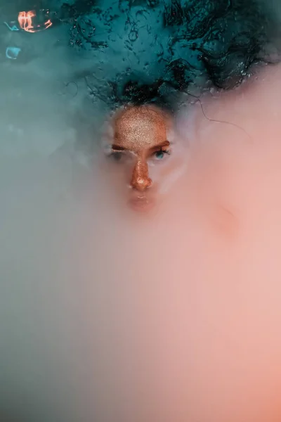 Módní Žena Portrét Třpytkami Make Bílé Vodě — Stock fotografie