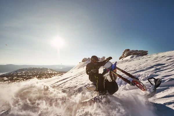 Snowbike Rijder Het Bergdal Modificeer Crossmotor Met Sneeuwspatten Trail Sneeuwscooter — Stockfoto
