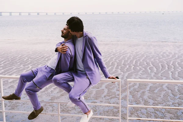 Romantiskt Homosexuellt Par Bär Lila Färg Kostymer Sittande Utomhus Havet — Stockfoto