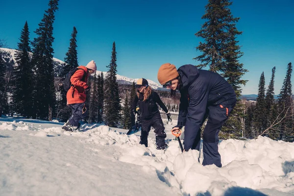 Φίλοι Snowboarders Σκάψιμο Χιόνι Φτυάρια Κτίριο Εφαλτήριο Την Ηλιόλουστη Μέρα — Φωτογραφία Αρχείου