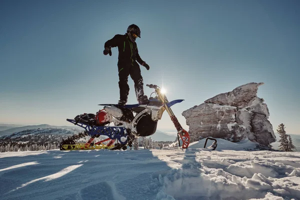 Jeździec Śniegu Górskiej Dolinie Modyfikuj Rower Brud Rozbryzgami Śniegu Szlak — Zdjęcie stockowe