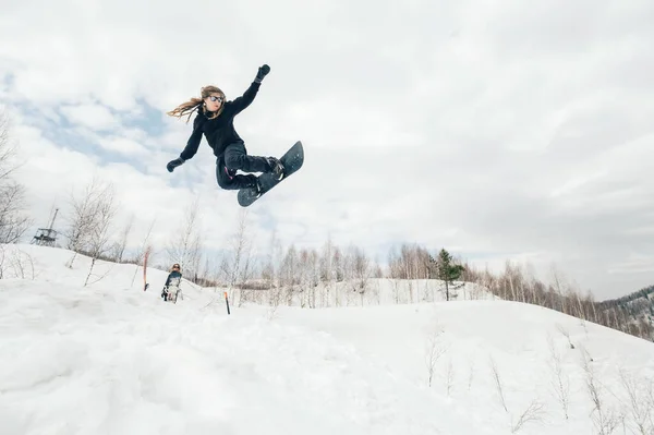 Snowboarder Mujer Saltando Desde Kicker Invierno Día Nublado —  Fotos de Stock