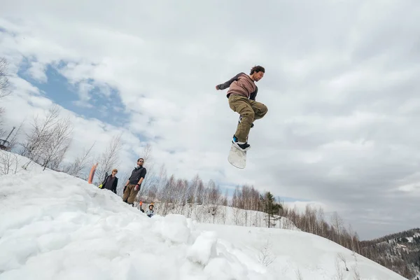 Snowboarder Saltando Desde Kicker Invierno Día Nublado —  Fotos de Stock