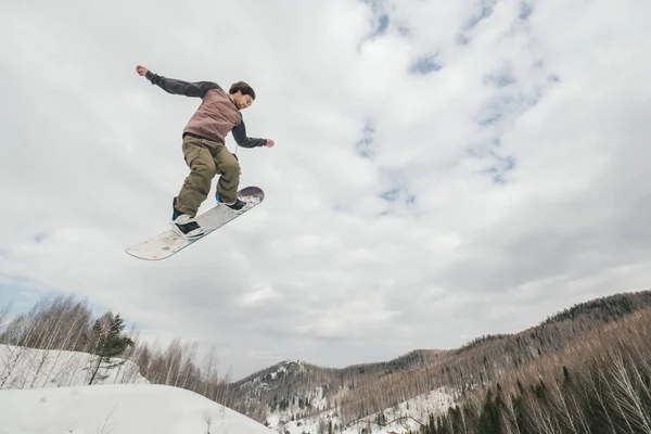 Сноубордист Прыгает Кикера Зимний Облачный День — стоковое фото