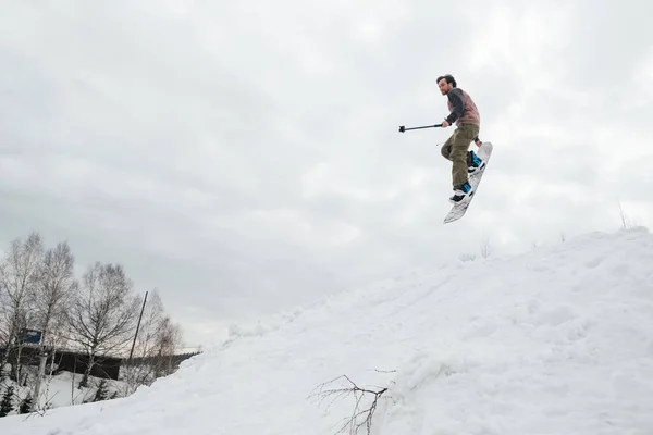 Snowboarder Saltando Desde Pateador Día Invierno Sosteniendo Cámara Acción Disparándose —  Fotos de Stock