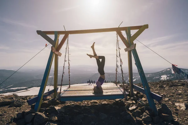 Junge Frau Beim Kopfstand Yoga Auf Großer Schaukel Wunderschöner Berglandschaft — Stockfoto
