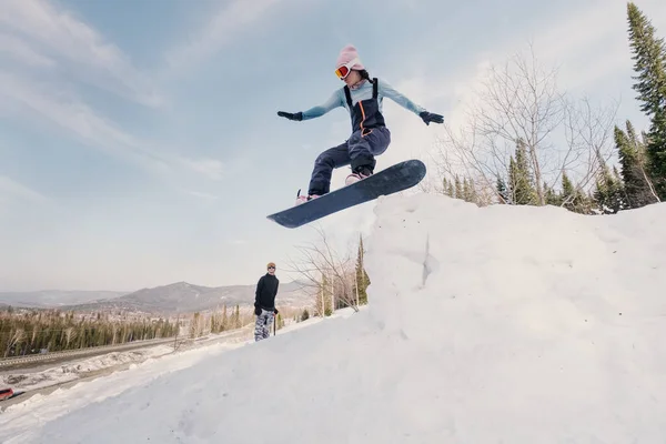 Snowboarder Vrouwelijke Studie Hoe Springen Van Kicker Winter Zonnige Dag — Stockfoto