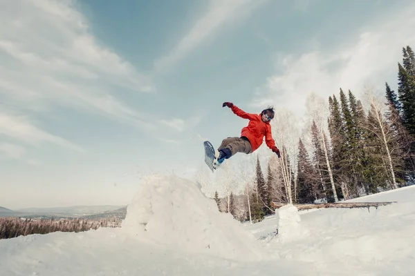 Snowboarder Melompat Dari Kicker Musim Dingin Berawan Hari — Stok Foto