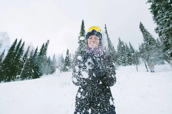 Snowboarder Női Élvezze Pihenjen Téli Erdőben Dobott Kezében — Stock Fotó