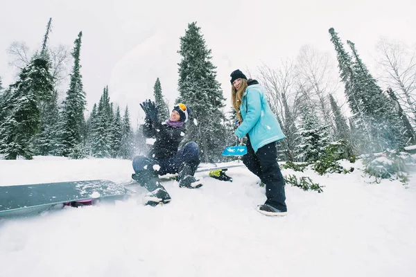 Las Snowboarders Femeninas Divierten Descansan Bosque Invernal Haciendo Kicker Con —  Fotos de Stock