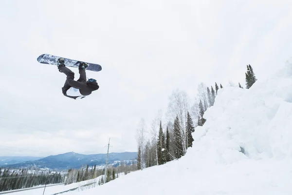 Snowboarder Pulando Kicker Dia Nublado Inverno — Fotografia de Stock