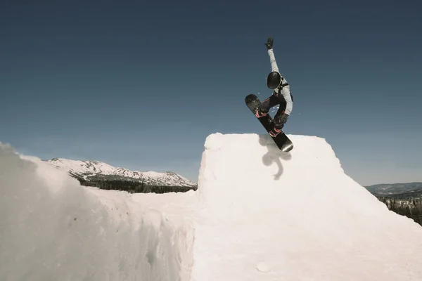 Snowboarder Hembra Saltando Cuarto Tubo Snowboard Invierno Día Soleado Entrenamiento —  Fotos de Stock