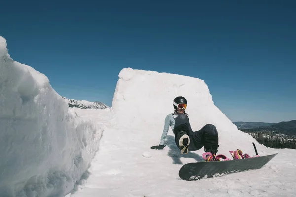 Snowboarder Femelle Sautant Sur Quart Pipe Snowboard Par Temps Ensoleillé — Photo