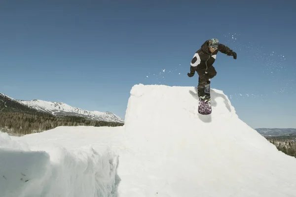 Snowboarder Manusia Melompat Pada Pipa Seperempat Snowboard Musim Dingin Hari — Stok Foto