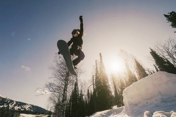 Snowboarder Mujer Saltando Desde Kicker Invierno Día Soleado —  Fotos de Stock
