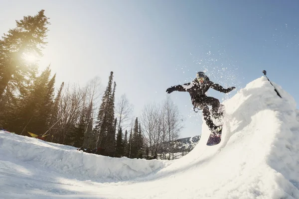 Snowboarder Mężczyzna Skacze Ćwierć Rury Snowboard Zimowy Słoneczny Dzień Szkolenie — Zdjęcie stockowe